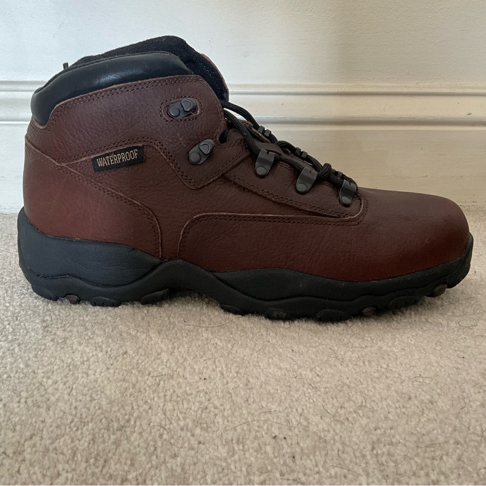 NWOT Men’s waterproof hiking boots